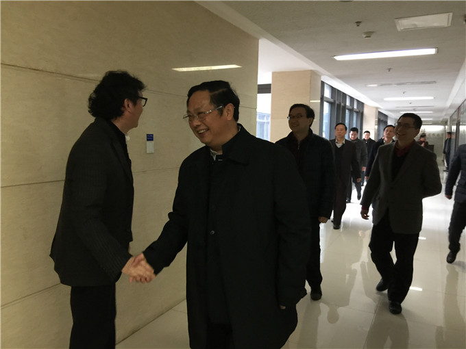 集團領導給廣大干部職工拜年