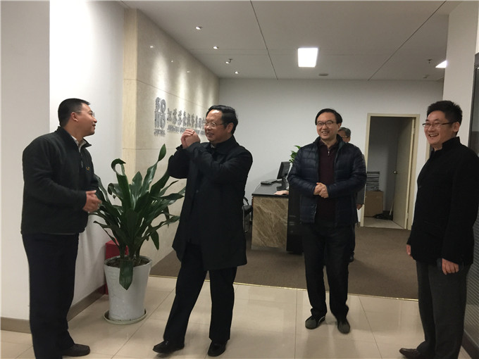 集團領導給廣大干部職工拜年