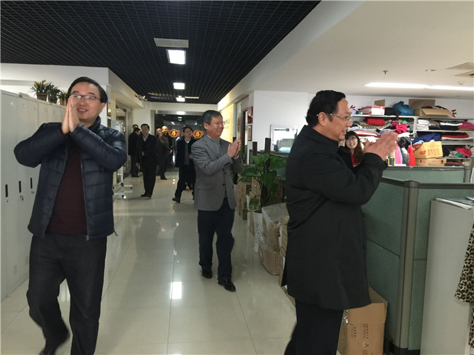 集團領導給廣大干部職工拜年