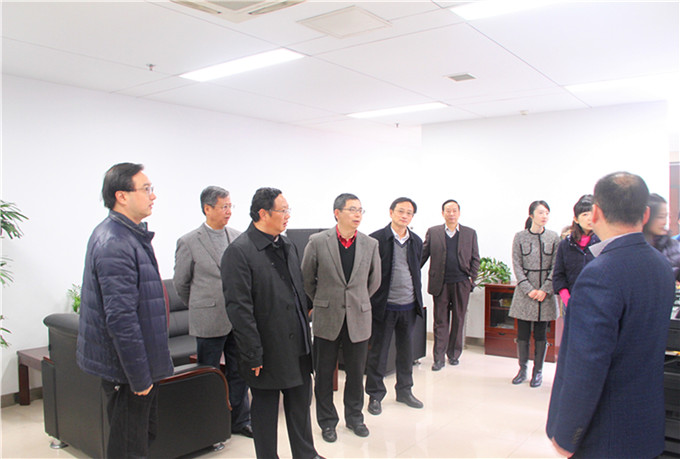 集團領導給廣大干部職工拜年