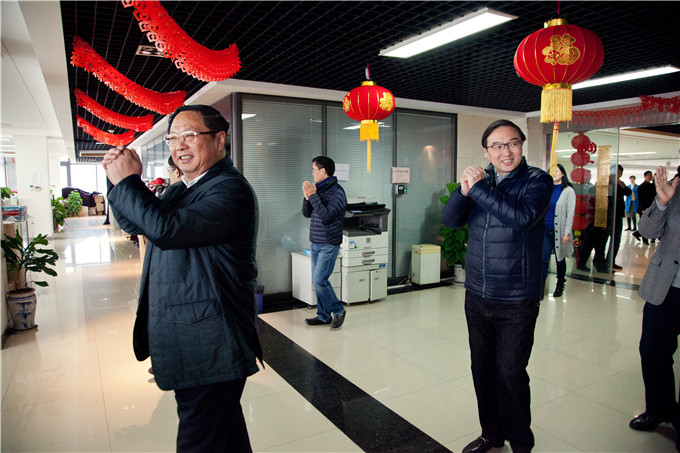 集團領(lǐng)導(dǎo)給干部職工拜年