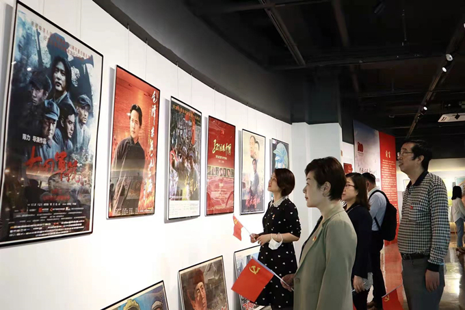 看海報、學黨史，健康產業公司黨總支組織參觀“紅色電影海報展”1_副本.jpg