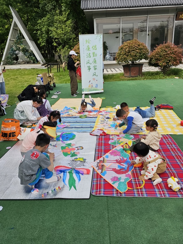 6舜天股份的小朋友們席地而坐，以“童心”繪廉潔_副本.jpg